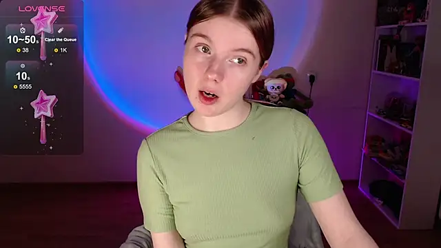 Snapshot of Strawberry_juli chatting on February 13, 1:45 am Strawberry juli online show from February 13, 1:45 am