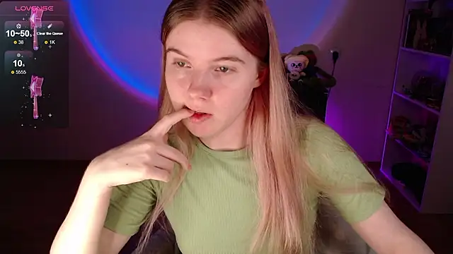 Snapshot of Strawberry_juli chatting on February 15, 4:31 am Strawberry juli online show from February 15, 4:31 am