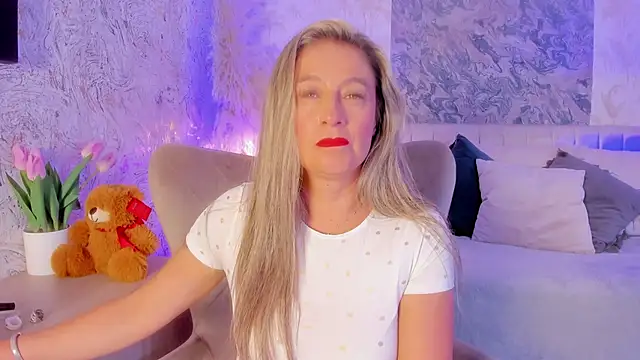 Liannaa  online show from September 27, 7:08 pm