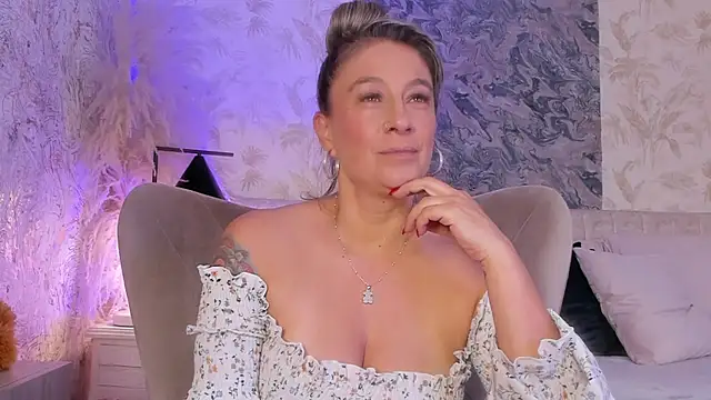 Liannaa  online show from November 3, 6:31 pm