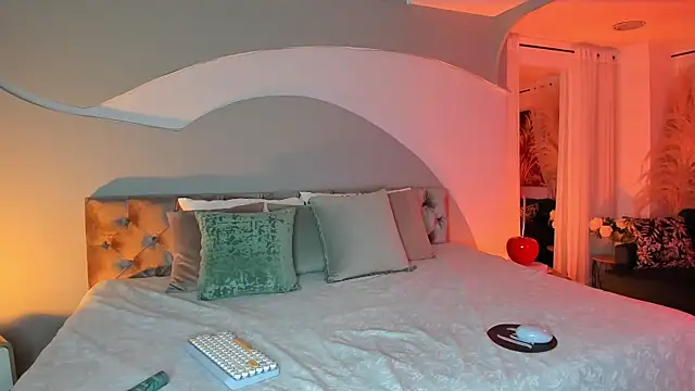 Elizabeth clark  online show from September 25, 8:01 pm