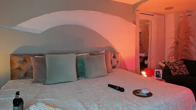 Elizabeth clark  online show from November 12, 7:46 pm