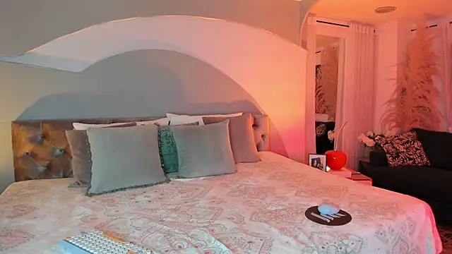 Elizabeth clark  online show from November 14, 7:56 pm