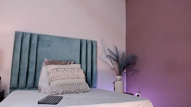 SeleneLujan online show from December 17, 12:00 pm