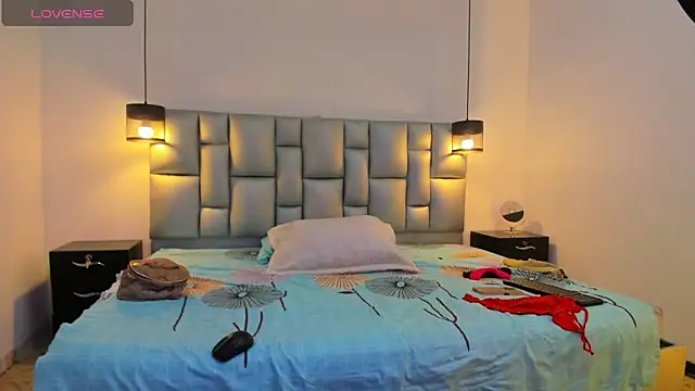 Snapshot of LunaaSweett chatting on December 15, 7:40 pm LunaaSweett online show from December 15, 7:40 pm