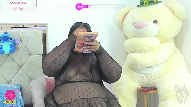 Snapshot of LunaaSweett chatting on April 30, 8:37 pm LunaaSweett online show from April 30, 8:37 pm