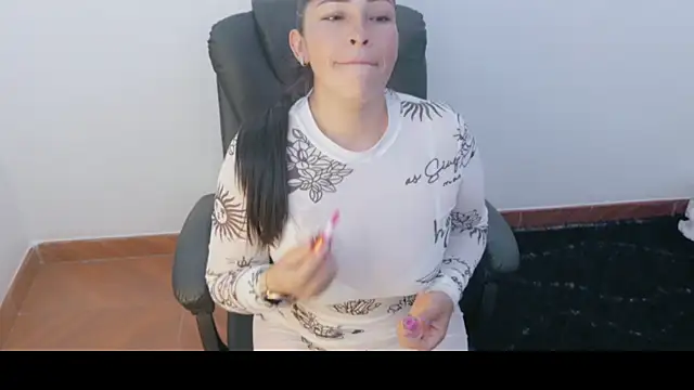 luna lgomez  online show from June 25, 10:09 am