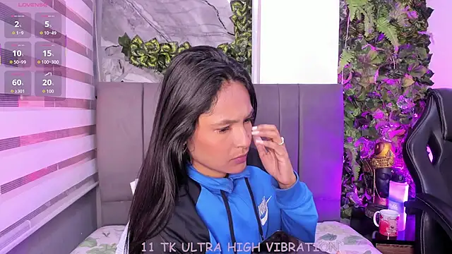 Snapshot of Fernanda_liie_ chatting on November 27, 1:02 pm Fernanda liie online show from November 27, 1:02 pm