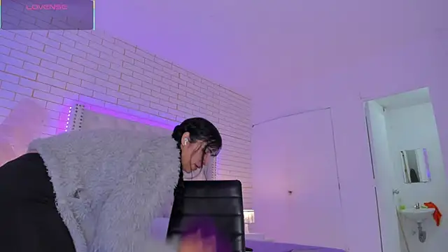 Emilly wilson  online show from November 8, 12:27 pm