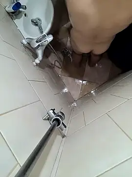 Snapshot of Nike-reactor chatting on December 22, 1:02 am Nike-reactor online show from December 22, 1:02 am