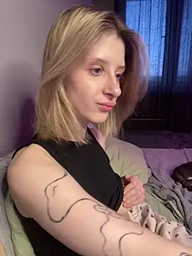 Snapshot of amorearte_m chatting on March 9, 4:27 am amorearte m online show from March 9, 4:27 am