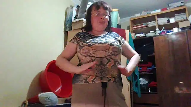 Queen-Elizabeth-25 online show from March 3, 7:39 pm