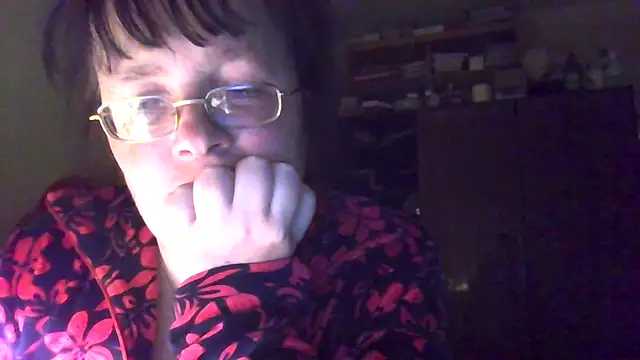 Queen-Elizabeth-25 online show from March 6, 7:32 pm