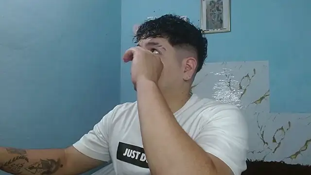 Snapshot of lunaxxx_69 chatting on March 18, 1:43 am lunaxxx 69 online show from March 18, 1:43 am