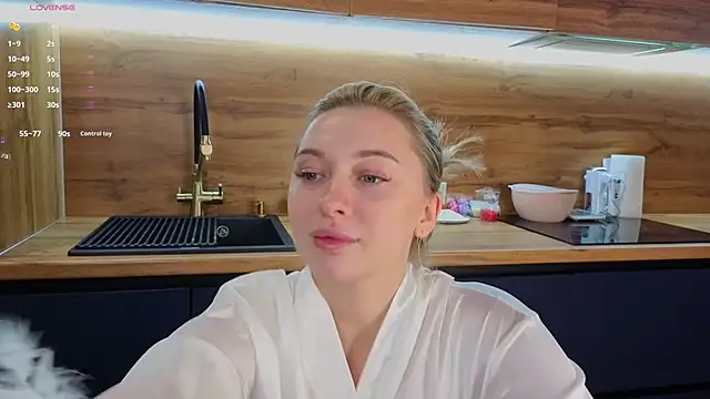 Snapshot of christie_luv chatting on January 15, 1:37 pm christie luv online show from January 15, 1:37 pm