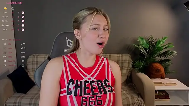 Snapshot of christie_luv chatting on February 7, 11:14 am christie luv online show from February 7, 11:14 am