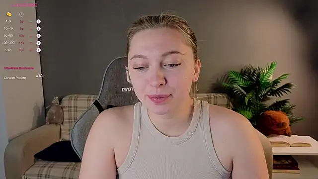 Snapshot of christie_luv chatting on February 10, 11:25 am christie luv online show from February 10, 11:25 am