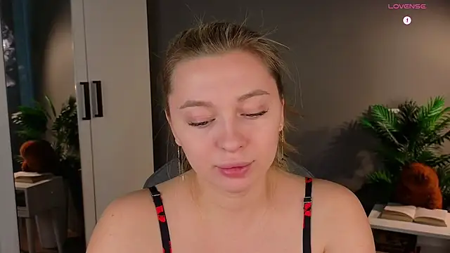 Snapshot of christie_luv chatting on February 12, 11:05 am christie luv online show from February 12, 11:05 am