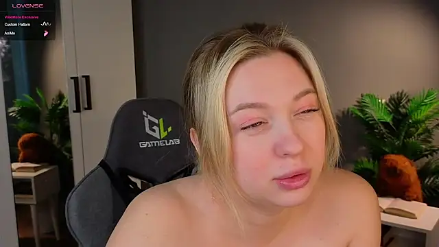 Snapshot of christie_luv chatting on February 13, 11:06 am christie luv online show from February 13, 11:06 am