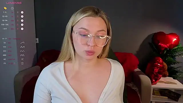 Snapshot of christie_luv chatting on February 18, 11:17 am christie luv online show from February 18, 11:17 am