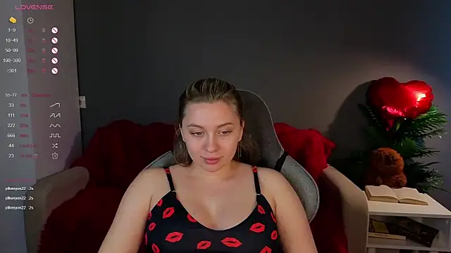 Snapshot of christie_luv chatting on February 19, 9:16 am christie luv online show from February 19, 9:16 am