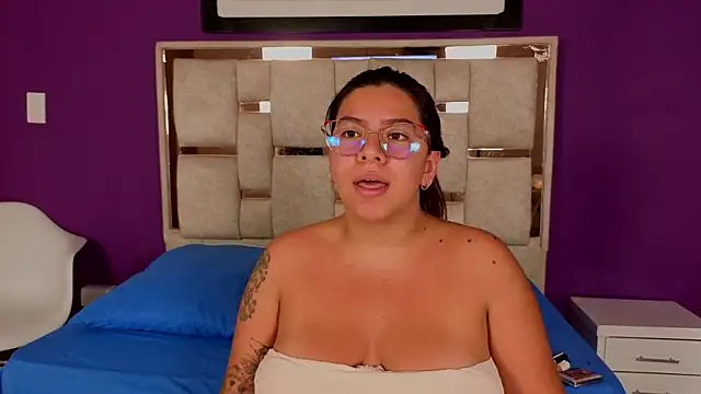 Snapshot of emilyy_cooperr chatting on July 10, 12:19 pm emilyy cooperr online show from July 10, 12:19 pm