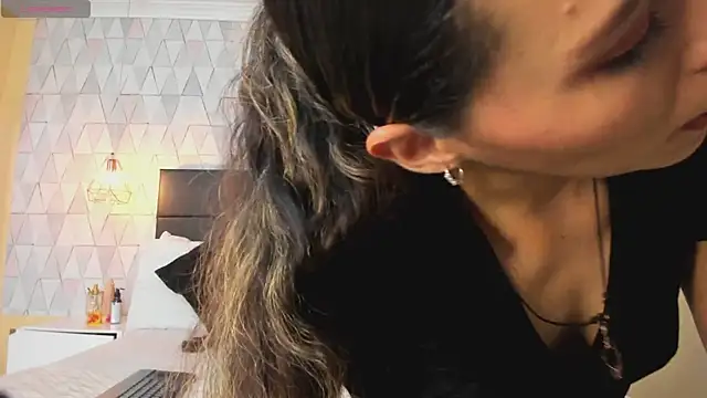 LiliJensen online show from November 18, 7:18 pm