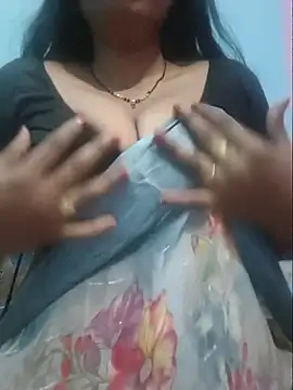 Snapshot of Sexyradha_ chatting on July 21, 5:43 am Sexyradha online show from July 21, 5:43 am