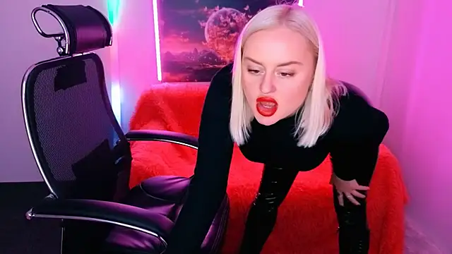 Snapshot of Miss_Alice_Silver chatting on September 29, 8:13 pm Miss Alice Silver online show from September 29, 8:13 pm