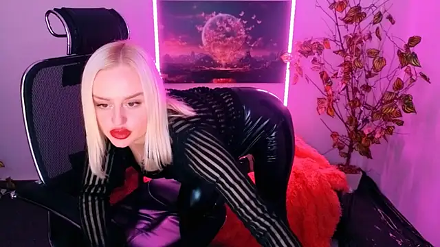 Snapshot of Miss_Alice_Silver chatting on November 2, 2:30 pm Miss Alice Silver online show from November 2, 2:30 pm