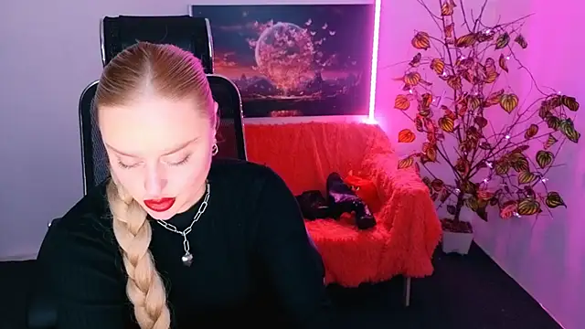 Snapshot of Miss_Alice_Silver chatting on November 24, 1:55 pm Miss Alice Silver online show from November 24, 1:55 pm