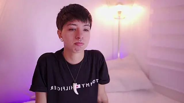 Snapshot of tommy_blue chatting on February 2, 4:27 pm tommy blue online show from February 2, 4:27 pm