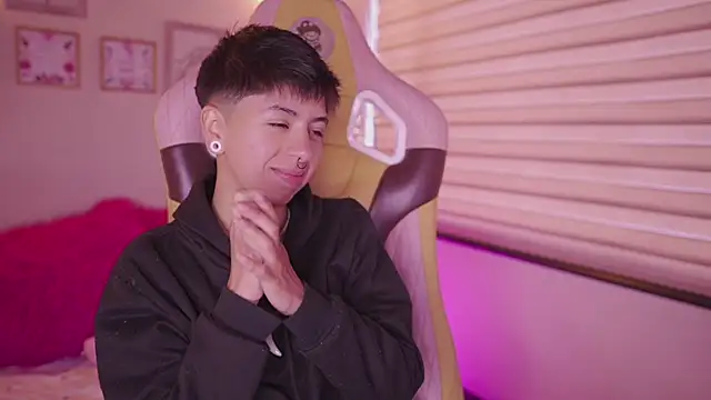 Snapshot of tommy_blue chatting on February 18, 12:34 pm tommy blue online show from February 18, 12:34 pm