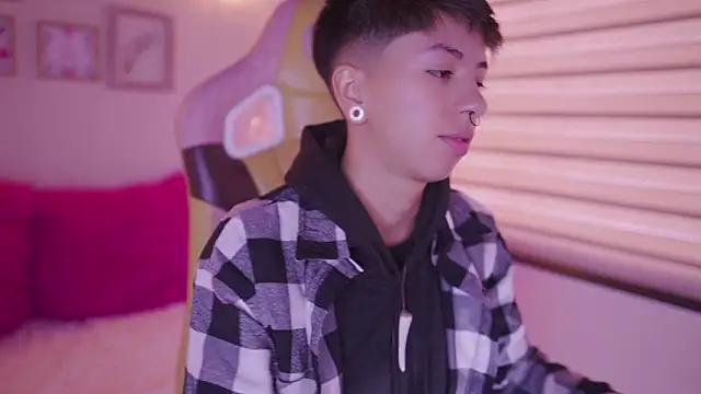 Snapshot of tommy_blue chatting on February 19, 2:57 pm tommy blue online show from February 19, 2:57 pm