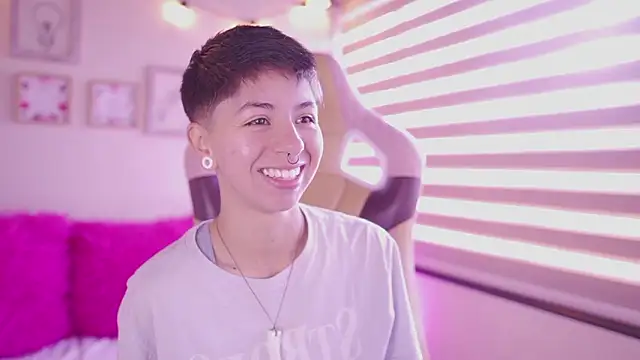 Snapshot of tommy_blue chatting on February 20, 12:27 pm tommy blue online show from February 20, 12:27 pm