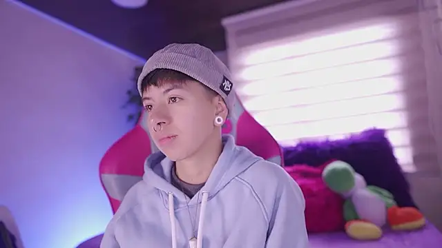 Snapshot of tommy_blue chatting on February 21, 2:07 pm tommy blue online show from February 21, 2:07 pm