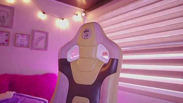 Snapshot of tommy_blue chatting on February 23, 12:57 pm tommy blue online show from February 23, 12:57 pm