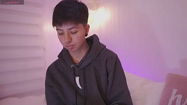 Snapshot of tommy_blue chatting on February 24, 10:08 pm tommy blue online show from February 24, 10:08 pm