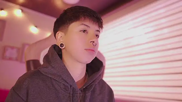 Snapshot of tommy_blue chatting on February 25, 12:48 pm tommy blue online show from February 25, 12:48 pm