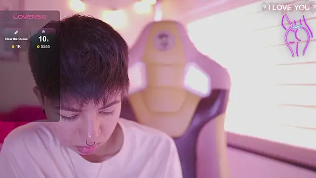 Snapshot of tommy_blue chatting on February 27, 3:01 pm tommy blue online show from February 27, 3:01 pm