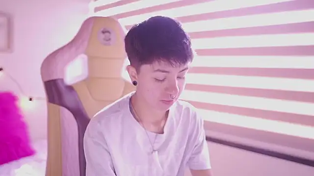 Snapshot of tommy_blue chatting on March 2, 12:45 pm tommy blue online show from March 2, 12:45 pm