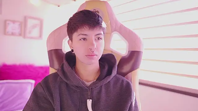 Snapshot of tommy_blue chatting on March 3, 12:44 pm tommy blue online show from March 3, 12:44 pm