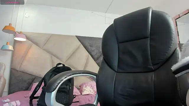 SaskiaGrendel online show from April 12, 12:04 am