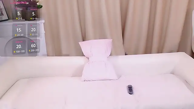 Snapshot of honey113 chatting on December 14, 1:05 pm honey113 online show from December 14, 1:05 pm