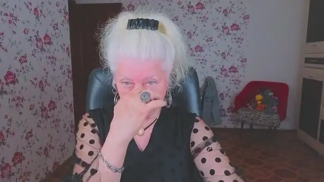 Snapshot of Maya_Mayflower chatting on June 1, 3:41 am Maya Mayflower online show from June 1, 3:41 am
