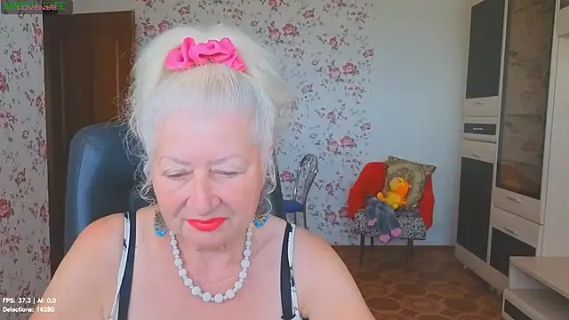 Snapshot of Maya_Mayflower chatting on June 22, 3:19 am Maya Mayflower online show from June 22, 3:19 am