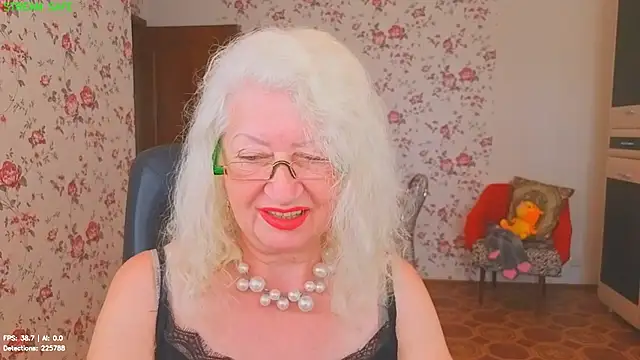 Snapshot of Maya_Mayflower chatting on June 25, 5:12 am Maya Mayflower online show from June 25, 5:12 am