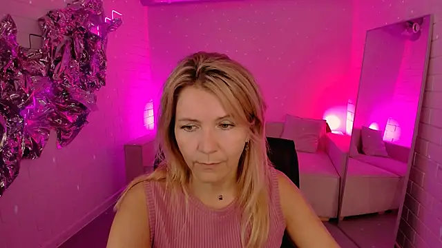 Snapshot of NicoleHitman chatting on June 20, 9:12 am NicoleHitman online show from June 20, 9:12 am