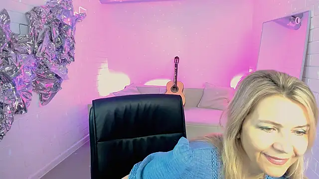 Snapshot of NicoleHitman chatting on June 21, 9:01 am NicoleHitman online show from June 21, 9:01 am