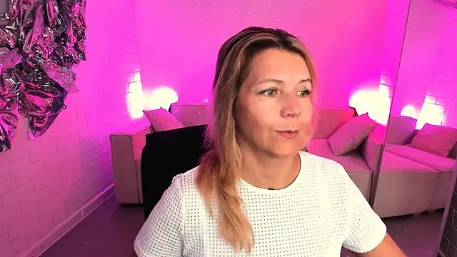 Snapshot of NicoleHitman chatting on June 25, 1:15 pm NicoleHitman online show from June 25, 1:15 pm